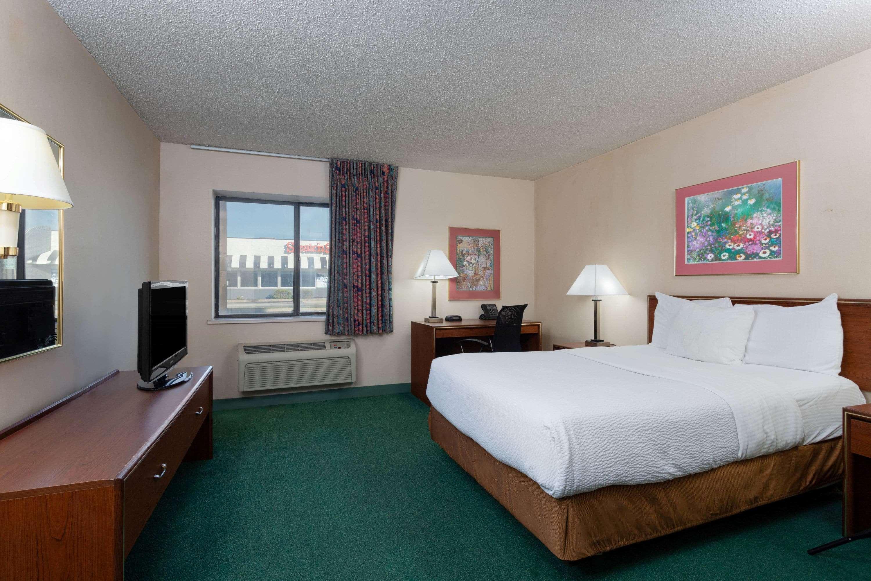 La Quinta Inn By Wyndham Indianapolis East-Post Drive Exterior photo